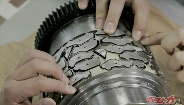 カキノタネの抜型。日産のエンジニアがCAD/CAM設計や自動切削機を使って制作した