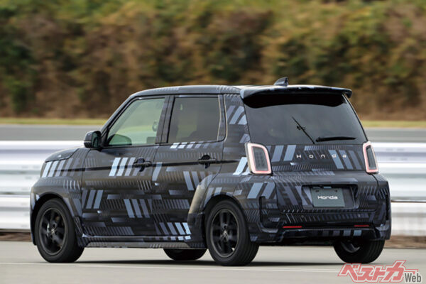 車内に設置された4個＋1個のスピーカーが擬似エンジン音を奏で、これがスポーツ感を演出する