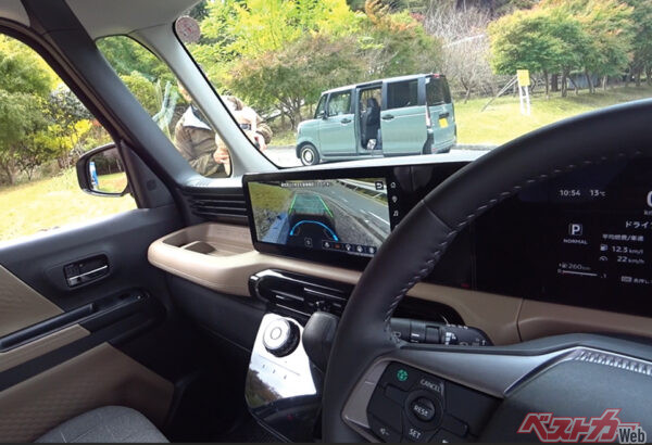 ドライバーの死角をモニターで補完