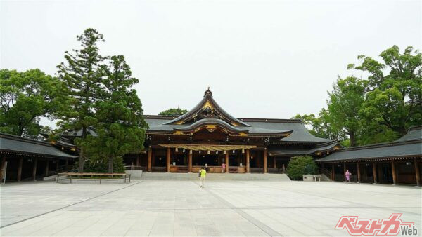 神奈川県高座郡寒川町宮山にある寒川神社（lobster@Adobestock）