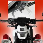 ナゾのシフトペダルが付いてるゾ？！ ホンダの電動スポーツ「WN7」の白バイが登場！