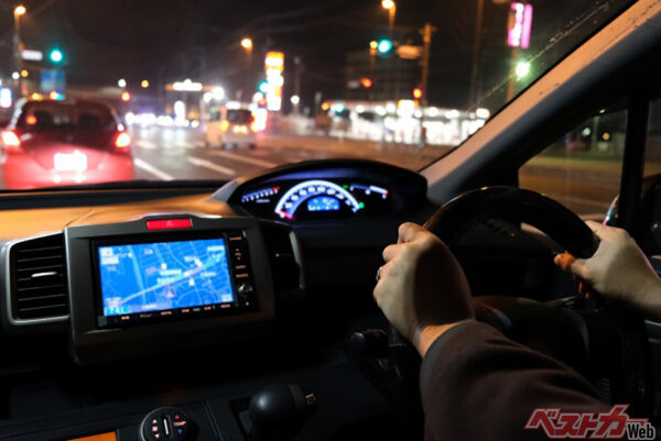 最近のクルマはオートハイビーム装着車が増えているが、なければ頻繁に切り替えが必要