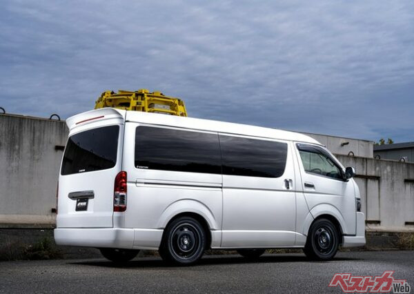 王道の2色から展開されており、シンプルながら迫力のあるデザインでハイエースやキャラバンの雰囲気をより硬派なものに