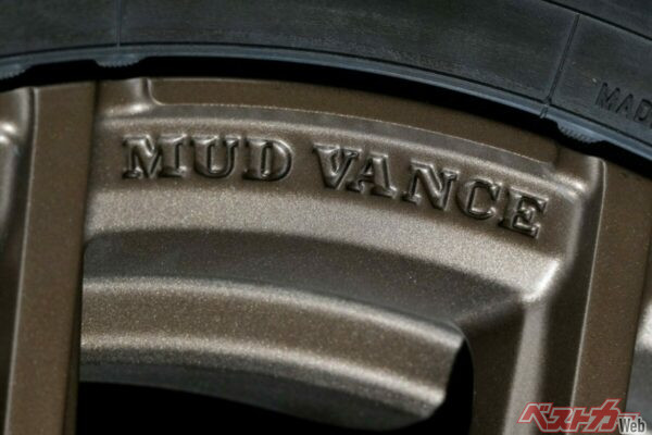 MUD VANCEのロゴがリムに彫り込まれている