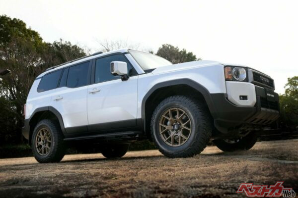 フルマットブロンズのカラーとY字スポークのデザインがランクル250にバッチリ合っている