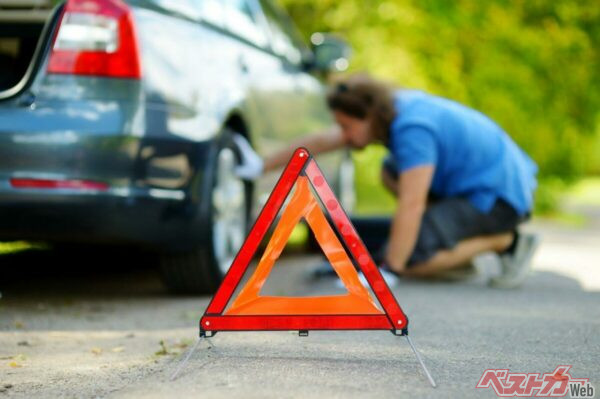 高速道路上で停車した際に、三角表示板を表示しておかないと、反則金と違反点数が科せられる（MNStudio@Adobestock）