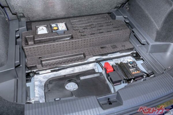 近年はスペアタイヤのスペースに、パンク周囲キットなどの入れている。ケースの形状を工夫すれば入ると思うのだが……。あとはメーカーの考え方次第と言える