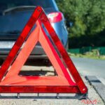 純正で付いてないけど持ってないと反則金6000円!?　なのに…なぜ三角表示板は標準装備じゃない？