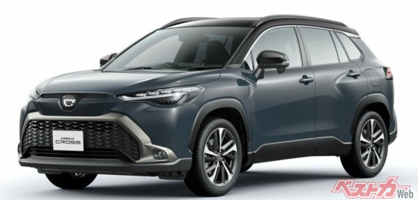 トヨタ カローラクロス ハイブリッドZ 2WD。メーカーオプションにはステアリングヒーター、アクセサリーコンセント、アダプティブハイビームシステム、ブラインドスポットモニター、パノラミックビューモニターを選択