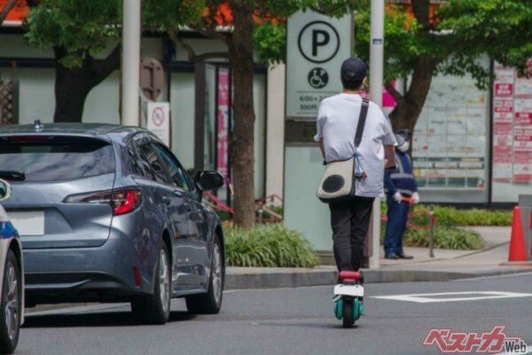 2024年の1年間で、電動キックボードの交通違反による検挙件数は4万2126件にものぼる。信号無視で捕まったら、飲酒運転もやっていた……なんてケースもあるだろう（Tsubasa Mfg@Adobestock）