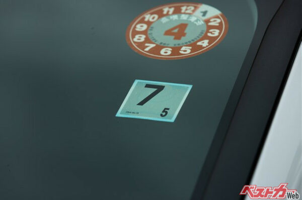 四角いのが車検ステッカー。法定点検ステッカーは丸。（U4@Adobe Stock）