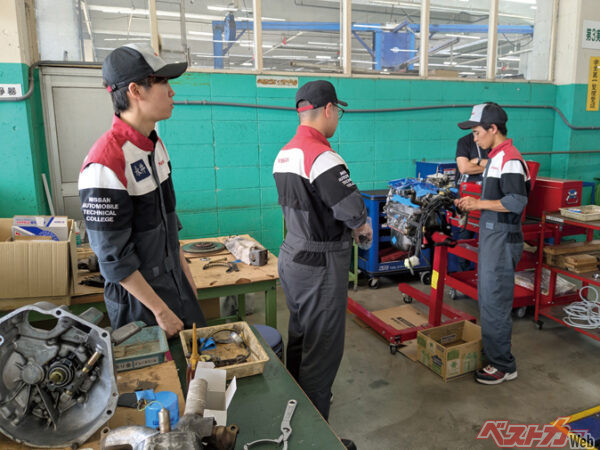 愛媛校ではステッカー類の貼り付けなど仕上げ作業に。最後はお祓いもしてマッチさんに引き渡し準備