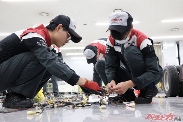 ハーネス整理を担当した愛知校。綺麗になったボディや内装を傷つけずに完遂したぞ