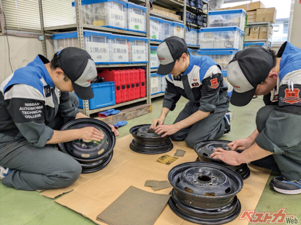 横浜校では徹底的に足回りや床下を分解。部品の選別などもレストアの大切な要素