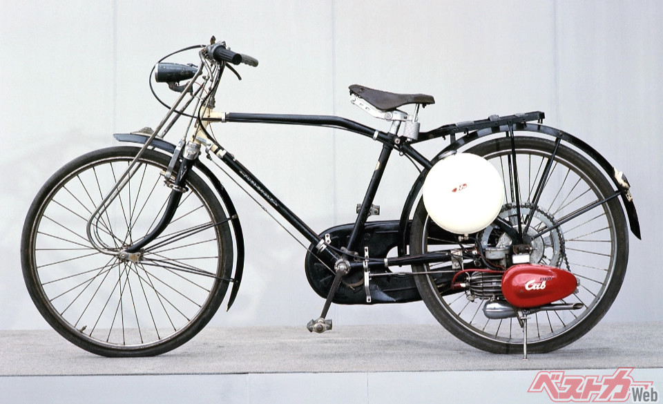 エンジンやタンク類をすべて後輪付近に集約したエンジンキットが「カブ」の始祖であった（1952年）