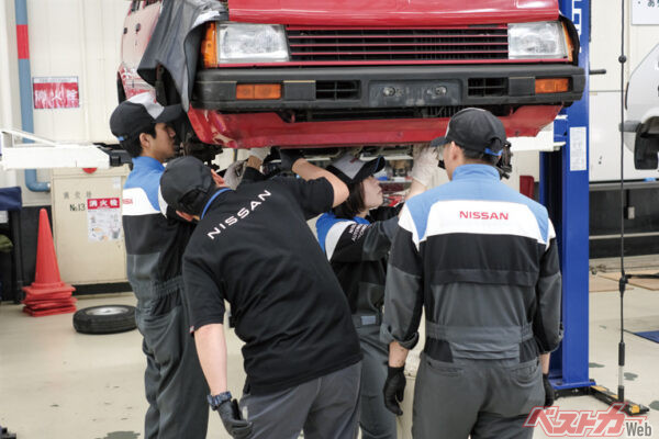 栃木校の学生たち。まずは「全バラし」。状態を確認しながら部品を外し分類する