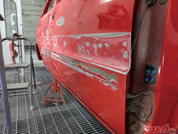 京都校は全塗装のみならずデントの修復も実施。内装も全部剥がしてエンジンルームももちろん塗ったぞ