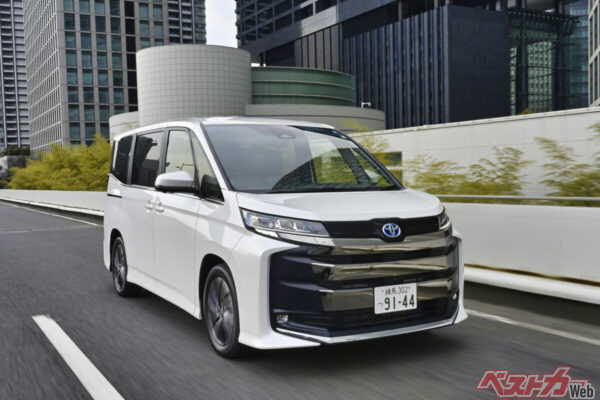 ノアのハイブリッドモデルであるS-Zグレード。ハイブリッドを象徴する青バッジがついている