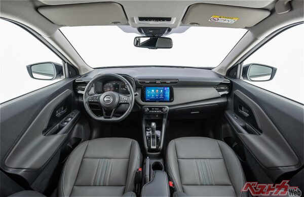 初代キックスと似たインテリアながらインパネの液晶ディスプレイ化などアップデートが図られている