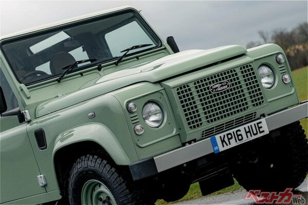 やっぱディフェンダーは初代か？　生産終了日に作られた歴史的1台のオークション落札価格が気になる!!