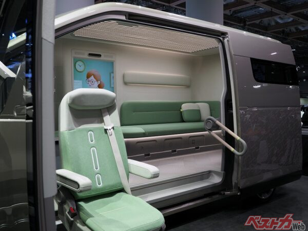 移動式診療所としてカスタマイズされていたハイエースコンセプト