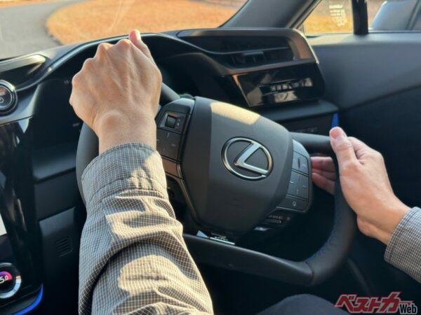 飛行機の操縦桿のようなヨーク型ハンドルをもつステアバイワイヤシステムは、”F SPORT”モデルに設定