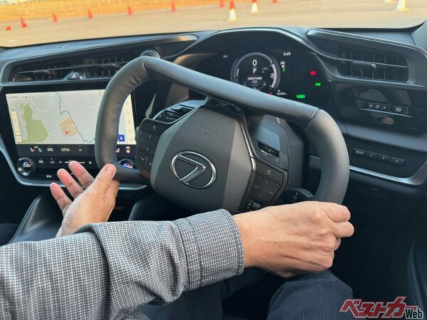 1回転が200度とここまで持ち替えなしでハンドルが切れるのだ