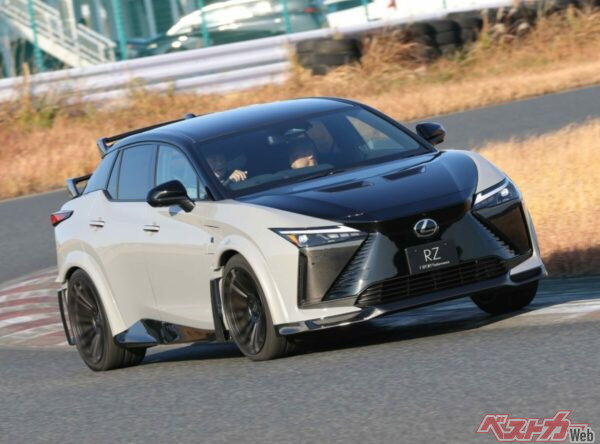 レクサスRZ600e“F SPORT Performance”。フロントモーターは227ps/27.3kgm、リアモーターは227ps/27.3kgm、システム最高出力は425.3ps