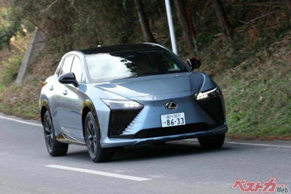FWDモデルとなるレクサスRZ350e”バージョンL”。227ps/27.3kgmを発生するフロントモーターのみ。システム出力は224.3ps