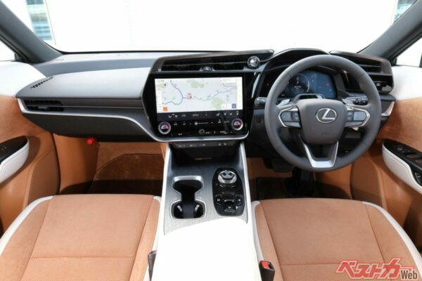 レクサスRZ350e”バージョンL”のインテリア。こちらは丸形ハンドル。ウルトラスウェードにレーザー加工によるグラフィックを施したレクサス初のドアトリム表皮を採用