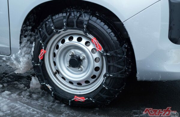 タイヤチェーン規制はスタッドレスタイヤなど冬用タイヤを装着していても、チェーンを装着していなければその区間を通行できない（naka@Adobe Stock）