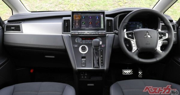 これまで木目パネルであったが、マイチェン後はシルバー系に。個人的にはこの進化好みです