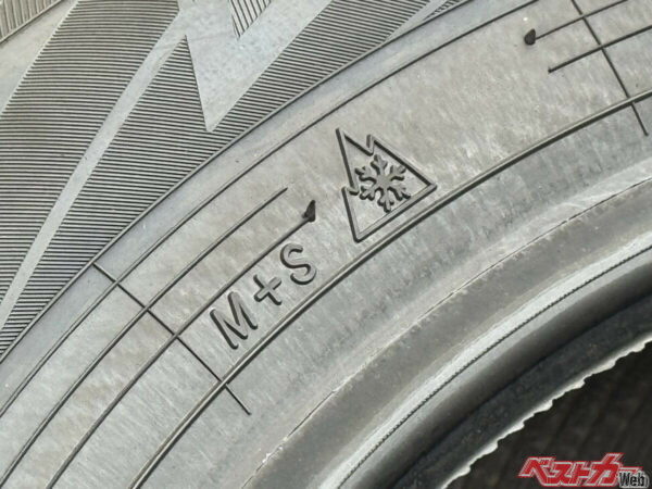 右がスノーフレークマーク、左は「M＋S」という表記はオールテレーン（A/T）タイヤやSUV向けタイヤに多く打刻されており、アメリカの認証規格“Mud and Snow” の略。「ぬかるんだ泥」や「浅い雪」でも走れることを示す