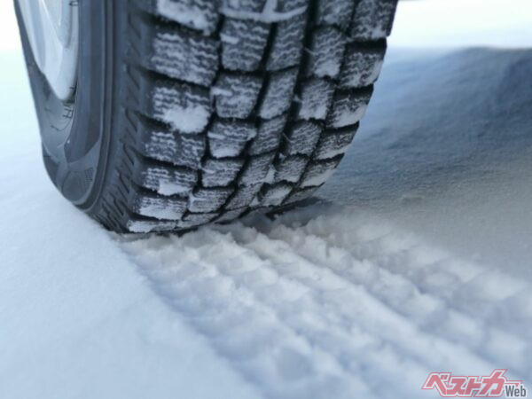 スタッドレス履けと何度言えばわかるの？　理解できなきゃ免許返納しろ!!!　雪道をノーマルタイヤで走る愚行は法令違反だ