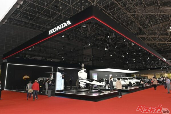 ホンダはクルマに限らず2輪やジェットなどさまざまなモビリティを展示