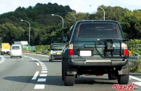 速度の遅い軽自動車が追い越し車線を走行していた場合、パッシングや右ウインカーを出していい?(写真AC)