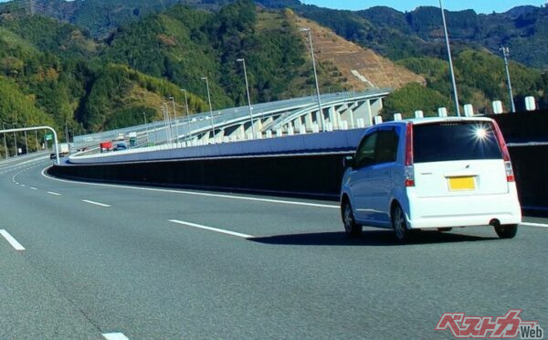 新東名120kmh区間。追い越し車線に居座り続ける軽自動車(takadahirohito@Adobe Stock)