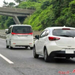 追い越し車線に居座り続けるドライバーのなぜ？　後続車は速度違反だからどかなくていい?