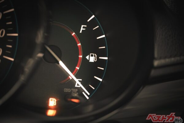 一般道ならまだしも、高速道路でガス欠を起こしたら地獄だ（jayzynism＠AdobeStock）