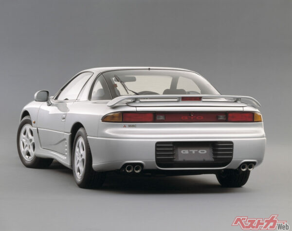 三菱 GTOはツインターボ車に可変リアスポイラーおよびアクティブエアロシステムを採用していた。1996年のマイナーチェンジでアクティブエアロは廃止に