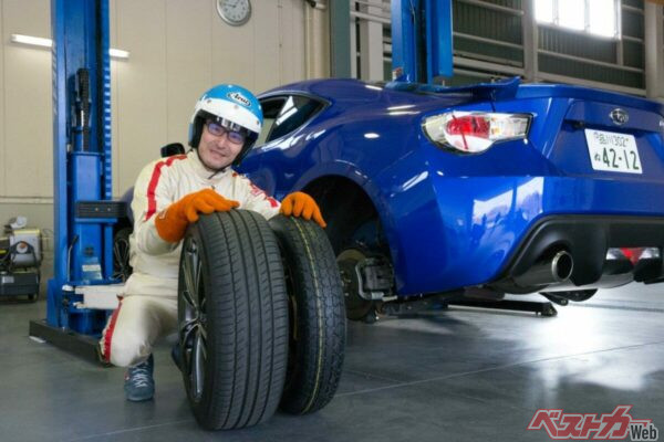 テンパータイヤはT135／80という細いサイズ。純正装着のタイヤと比べても、とても細いことがわかる