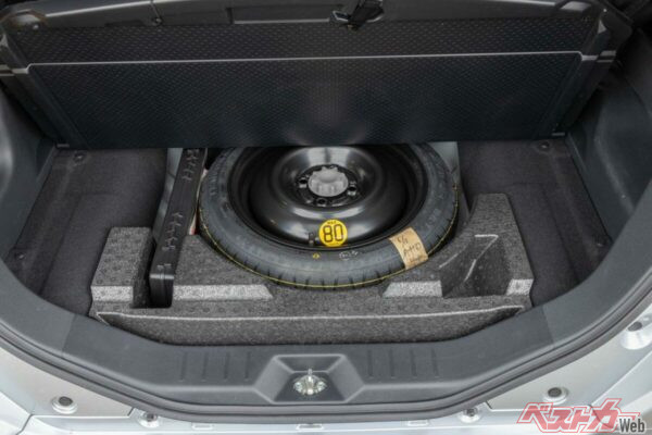 近年は燃費のためにテンパータイヤではなく、パンク修理キットが搭載されているクルマが多いが、パンク修理剤を使うとタイヤの再利用ができないデメリットがある