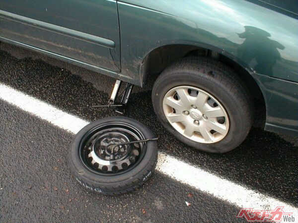 タイヤ交換をする際は、安全な場所に退避してから交換することが重要。高速道路では、SA・PAや退避スペースまで行うこと。幅の狭い路肩での交換は、後続車にはねられる危険があるので厳禁だ