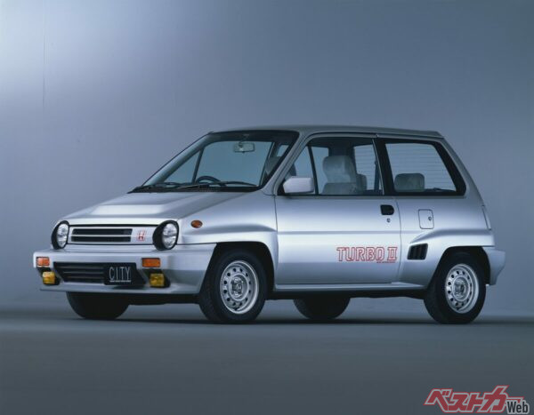 ターボモデルは前年1982年9月にすでに設定されており、“II”となることからも分かるように、通常のターボと異なる意匠をまとっていた