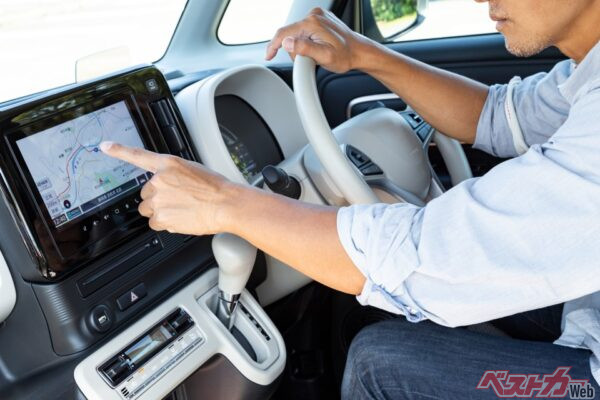 新車で販売されている間はいいものの、年数が経過して中古車しか流通しないようになってくると問題になってくるのがナビの地図更新で、多くの車種で最新の地図データが徐々に提供されなくなってきてしまう(asu0307@Adobestock)
