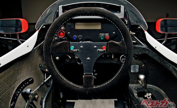 1988年マクラーレン・ホンダ MP4/4のコクピット。レーサーはステアリングと3ペダル、そしてシフトを操っているだけでいいというわけではない