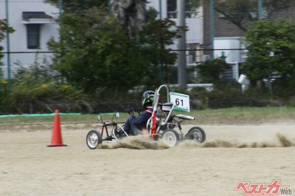 ゼロハンカーによる走行ではプライドを見せつける。高校生だってプロに負けてられない！　がんばれ若人、オトナに噛みつくは若者の特権だ！　