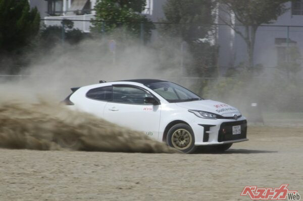 ラリーカーの走行に会場は大盛り上がり