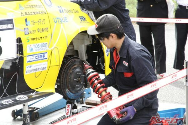 ラリーチームを抱えるだけあって早業のダンパー交換。ショックアブソーバーのことならまさにKYBさんの「本領発揮」だ