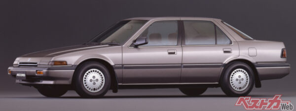 FF世界初の四輪ダブルウィッシュボーン採用（1985年）…1985年登場の3代目アコードはFF量産車世界初の四輪ダブルウィッシュボーンサスを採用。当時のプレリュードと印象をダブらせたリトラクタブルライトのフロントマスクが印象的な4ドアサルーンだった